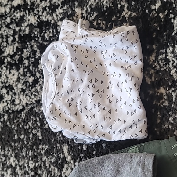 2 onsies, short outfit (never been worn), bottoms, 0-3 months - Picture 4 of 4